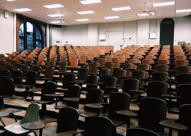HET ONDERWIJS ”SYSTEEM”